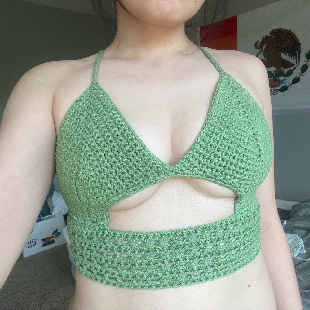 Underboob cutout crochet top